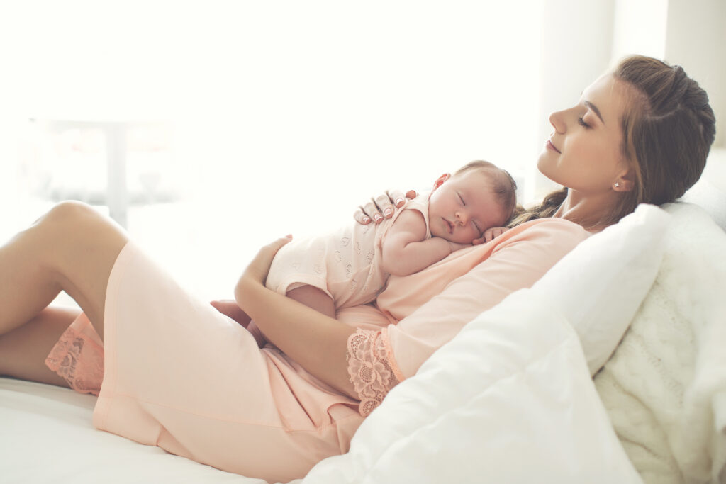 mamá descansando con bebé