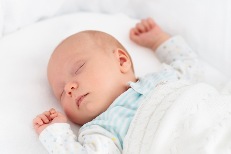 ¿Tu bebé no hace siestas en el día por cólicos? Descubre cómo ayudarle a dormir